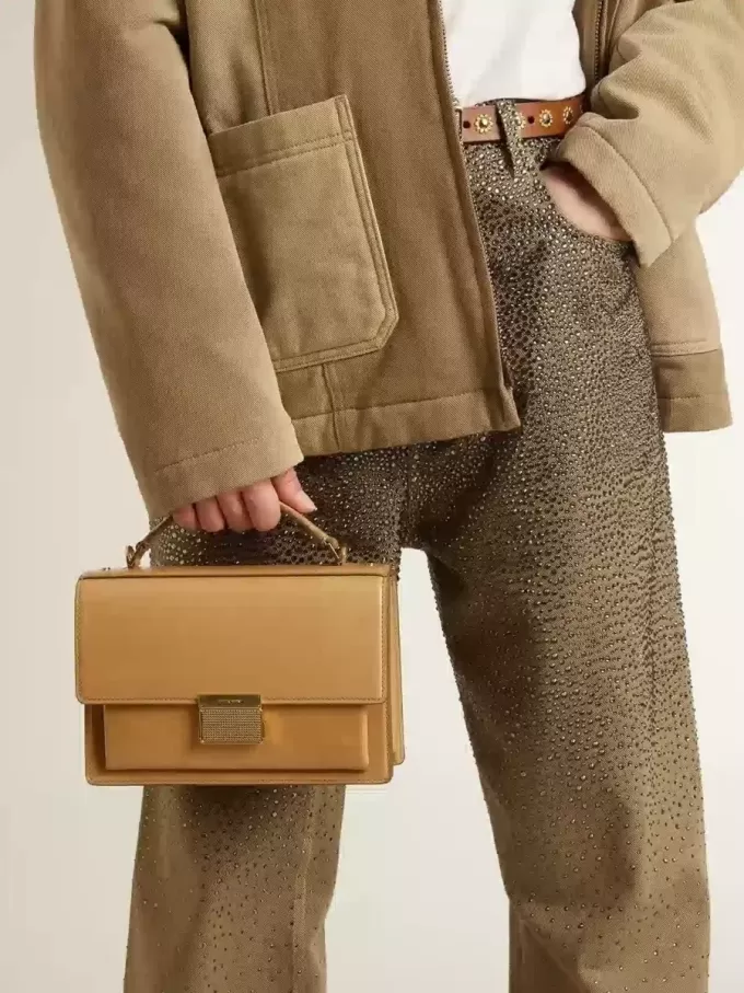 Venezia-Tasche aus ockergelbem geprägtem Leder mit goldenen Details