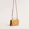Venezia-Tasche aus ockergelbem geprägtem Leder mit goldenen Details