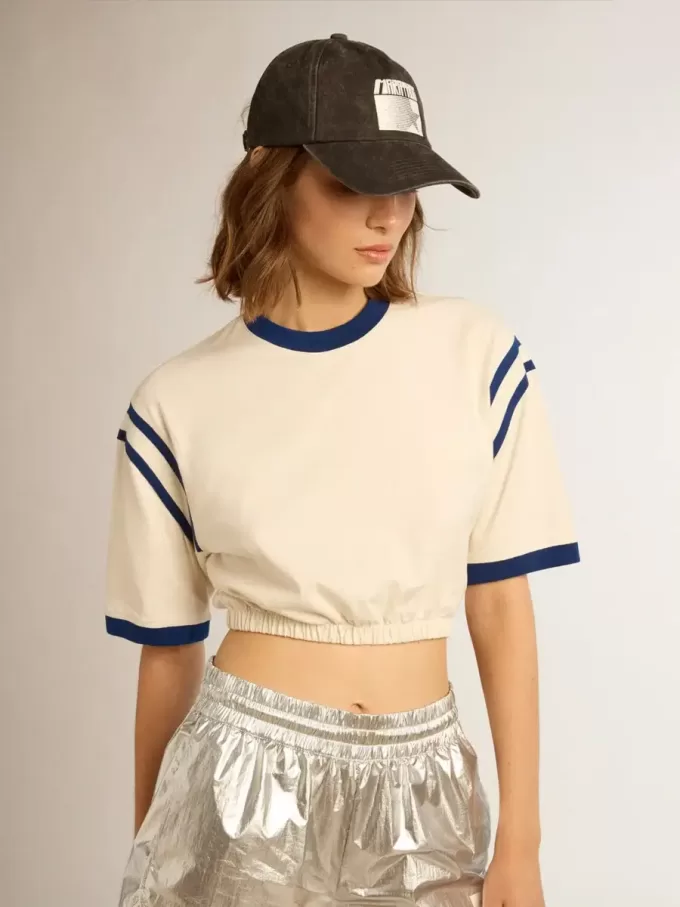 Verkürztes T-Shirt aus weißer Baumwolle mit Schriftzug auf der Rückseite Verkürztes T-Shirt aus weißer Baumwolle mit Schriftzug auf der Rückseite