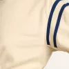 Verkürztes T-Shirt aus weißer Baumwolle mit Schriftzug auf der Rückseite Verkürztes T-Shirt aus weißer Baumwolle mit Schriftzug auf der Rückseite