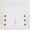 Vintage-weiße Bermudashorts für Herren mit kontrastierenden schwarzen Sternen Vintage-weiße Bermudashorts für Herren mit kontrastierenden schwarzen Sternen
