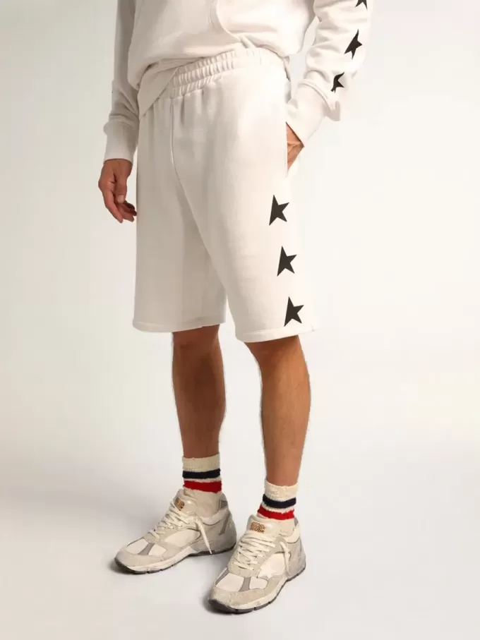Vintage-weiße Bermudashorts für Herren mit kontrastierenden schwarzen Sternen Vintage-weiße Bermudashorts für Herren mit kontrastierenden schwarzen Sternen