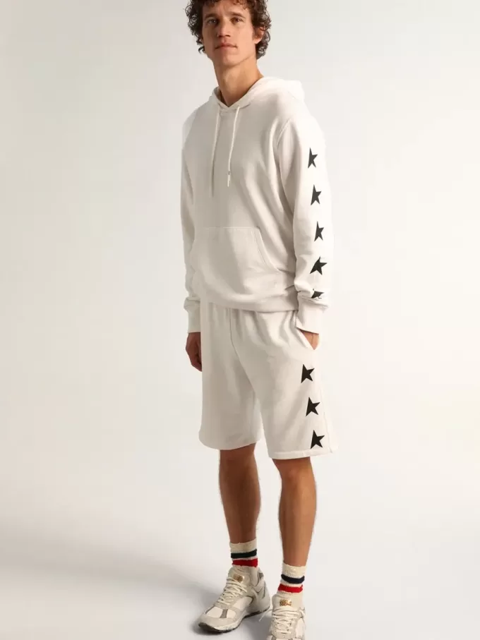 Vintage-weiße Bermudashorts für Herren mit kontrastierenden schwarzen Sternen Vintage-weiße Bermudashorts für Herren mit kontrastierenden schwarzen Sternen