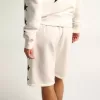 Vintage-weiße Bermudashorts für Herren mit kontrastierenden schwarzen Sternen Vintage-weiße Bermudashorts für Herren mit kontrastierenden schwarzen Sternen
