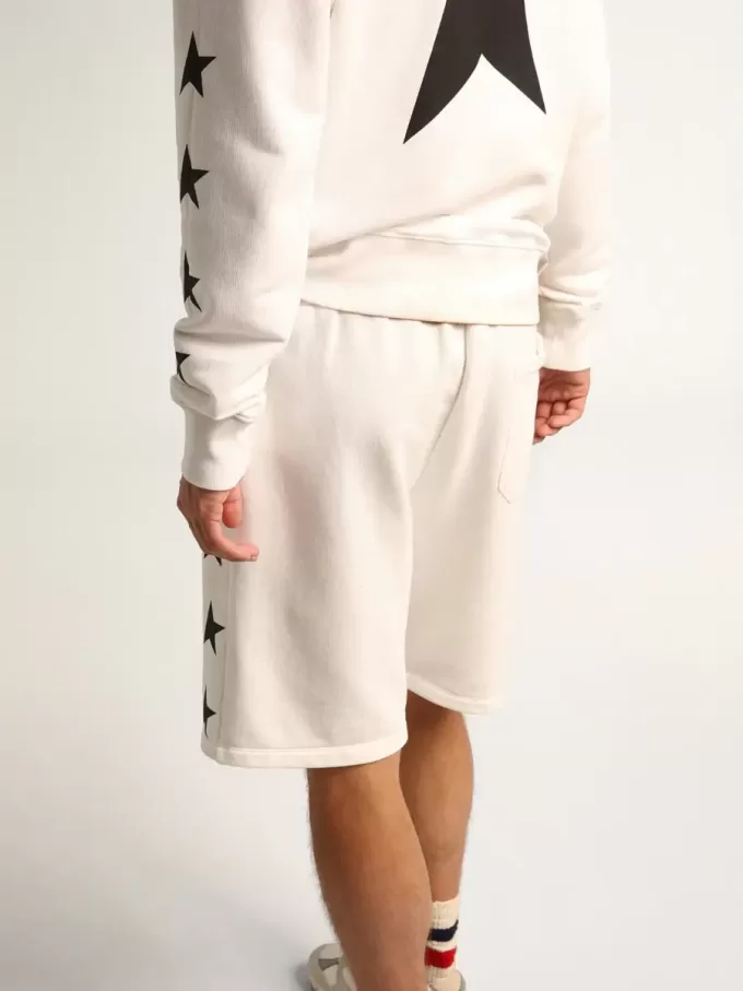 Vintage-weiße Bermudashorts für Herren mit kontrastierenden schwarzen Sternen Vintage-weiße Bermudashorts für Herren mit kontrastierenden schwarzen Sternen