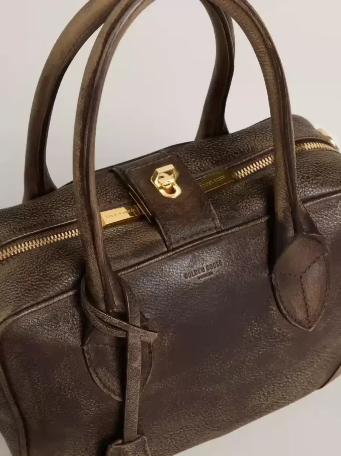 Vita Bag aus braunem Vintage-Leder mit goldenen Details Vita Bag aus braunem Vintage-Leder mit goldenen Details
