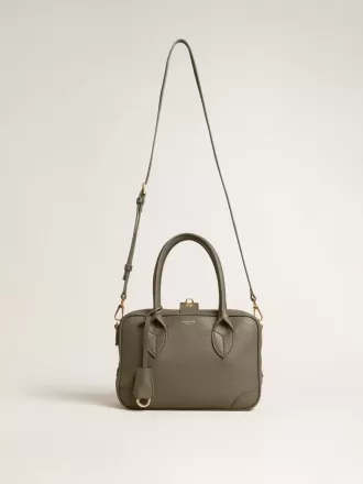 Vita Bag aus salbeigrünem Leder mit goldenen Details