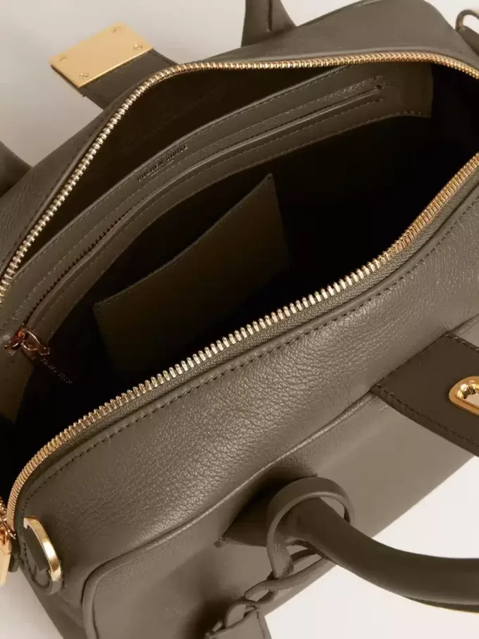 Vita Bag aus salbeigrünem Leder mit goldenen Details