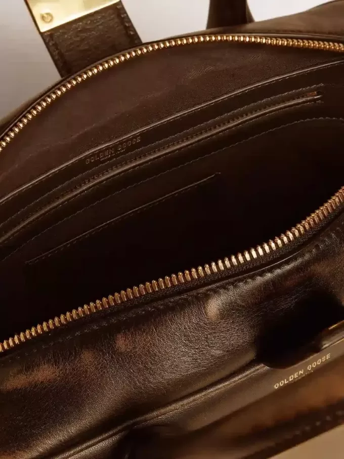 Vita Bag aus schwarzem Distressed-Leder mit goldenen Details