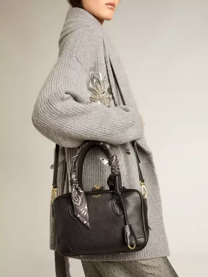Vita Bag aus schwarzem Schafsleder mit goldenen Details Vita Bag aus schwarzem Schafsleder mit goldenen Details