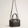 Vita Bag aus schwarzem Schafsleder mit goldenen Details Vita Bag aus schwarzem Schafsleder mit goldenen Details