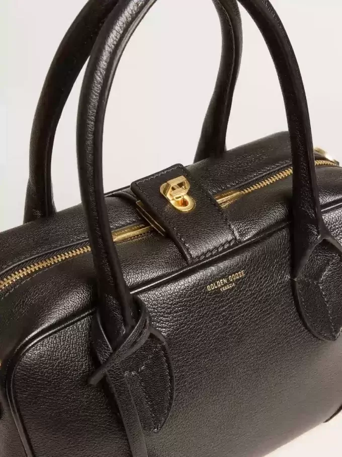 Vita Bag aus schwarzem Schafsleder mit goldenen Details Vita Bag aus schwarzem Schafsleder mit goldenen Details