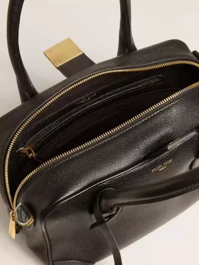 Vita Bag aus schwarzem Schafsleder mit goldenen Details Vita Bag aus schwarzem Schafsleder mit goldenen Details