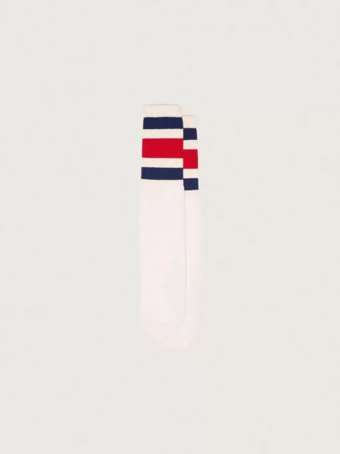 Weiß getrunkene Socken mit blauen und roten Streifen