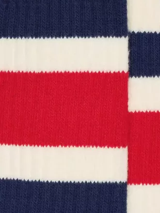 Weiß getrunkene Socken mit blauen und roten Streifen