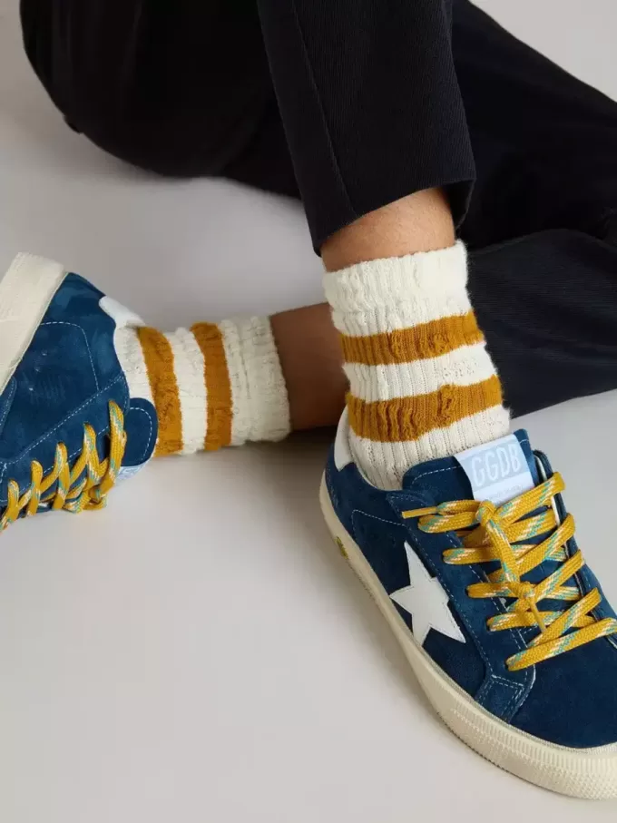 Weiße Kindersocken mit tabakfarbenen Streifen