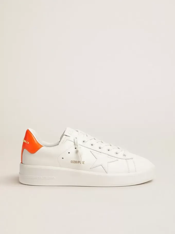 Weiße Purestar-Sneaker mit fluoreszierendem orangefarbenem Fersenriemen Weiße Purestar-Sneaker mit fluoreszierendem orangefarbenem Fersenriemen