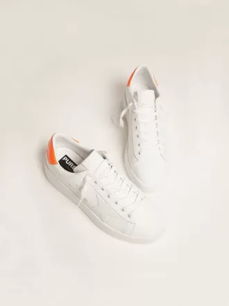 Weiße Purestar-Sneaker mit fluoreszierendem orangefarbenem Fersenriemen Weiße Purestar-Sneaker mit fluoreszierendem orangefarbenem Fersenriemen