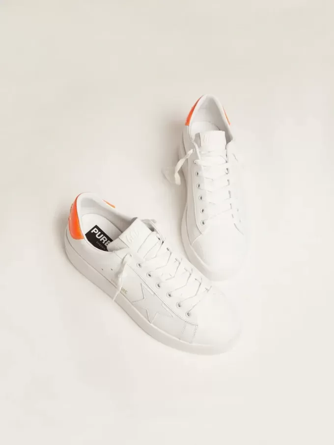 Weiße Purestar-Sneaker mit fluoreszierendem orangefarbenem Fersenriemen Weiße Purestar-Sneaker mit fluoreszierendem orangefarbenem Fersenriemen
