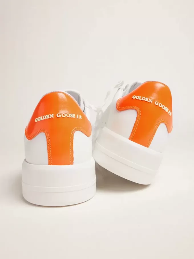 Weiße Purestar-Sneaker mit fluoreszierendem orangefarbenem Fersenriemen Weiße Purestar-Sneaker mit fluoreszierendem orangefarbenem Fersenriemen