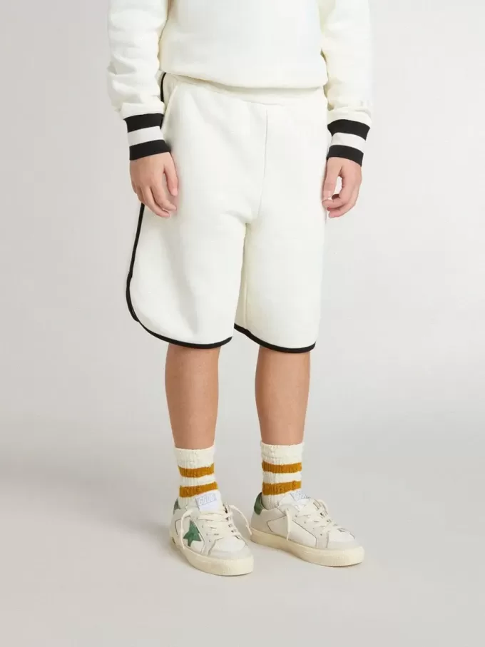 Weiße Shorts für Jungen mit gesticktem Logo