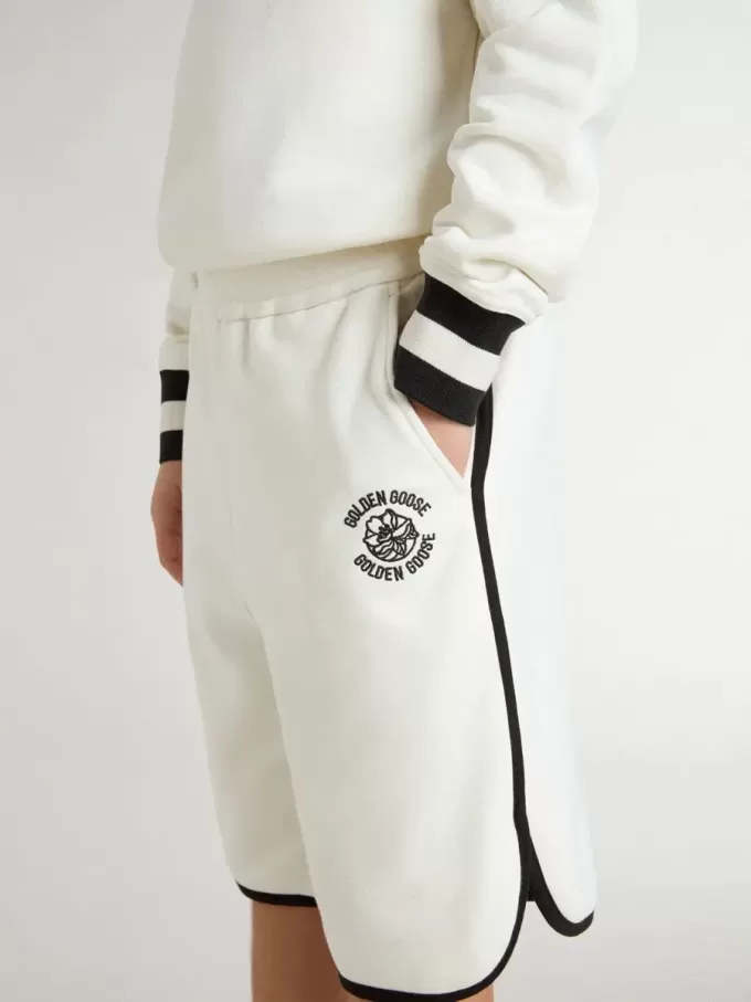 Weiße Shorts für Jungen mit gesticktem Logo
