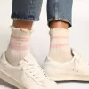Weiße Socken mit Distressed-Finish, babyrosa Logo und Streifen