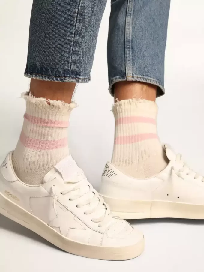 Weiße Socken mit Distressed-Finish, babyrosa Logo und Streifen