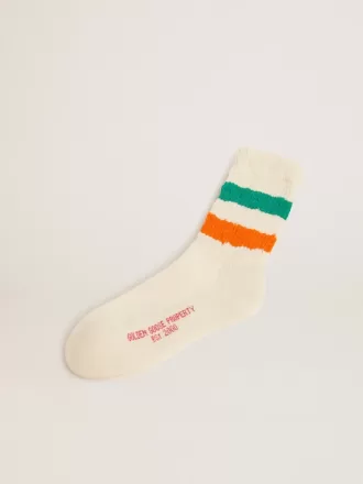 Weiße Socken mit Distressed-Finish und grünen und orangefarbenen Streifen