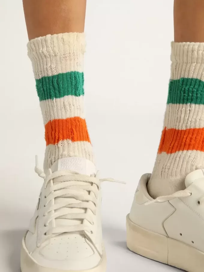 Weiße Socken mit Distressed-Finish und grünen und orangefarbenen Streifen