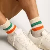 Weiße Socken mit Distressed-Finish und grünen und orangefarbenen Streifen