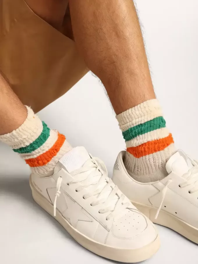 Weiße Socken mit Distressed-Finish und grünen und orangefarbenen Streifen