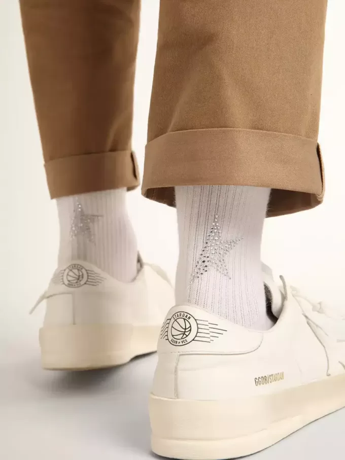Weiße Socken mit Kristallstern auf der Rückseite Weiße Socken mit Kristallstern auf der Rückseite