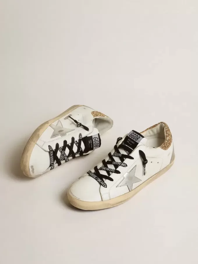 Weiße Super-Star-Damenschuhe aus Leder mit glitzernder Fersenlasche