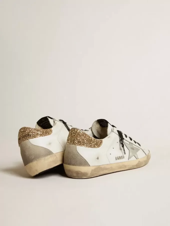 Weiße Super-Star-Damenschuhe aus Leder mit glitzernder Fersenlasche