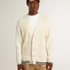 Weißer Baumwollcardigan für Herren mit Zopfmuster und blauen Rippbündchen Weißer Baumwollcardigan für Herren mit Zopfmuster und blauen Rippbündchen