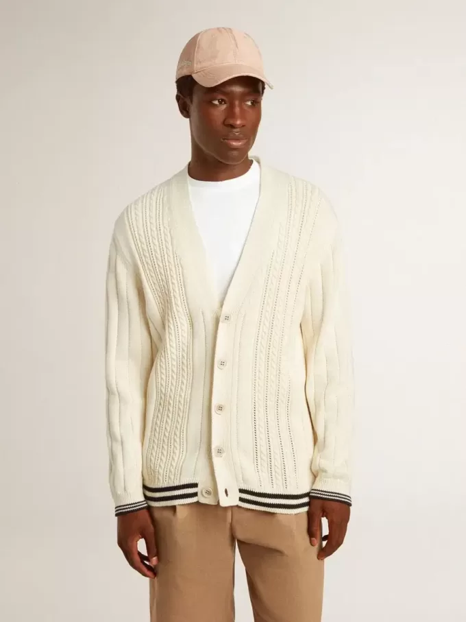 Weißer Baumwollcardigan für Herren mit Zopfmuster und blauen Rippbündchen Weißer Baumwollcardigan für Herren mit Zopfmuster und blauen Rippbündchen