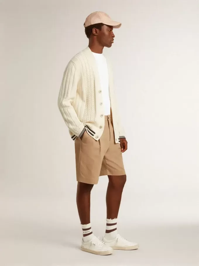 Weißer Baumwollcardigan für Herren mit Zopfmuster und blauen Rippbündchen Weißer Baumwollcardigan für Herren mit Zopfmuster und blauen Rippbündchen