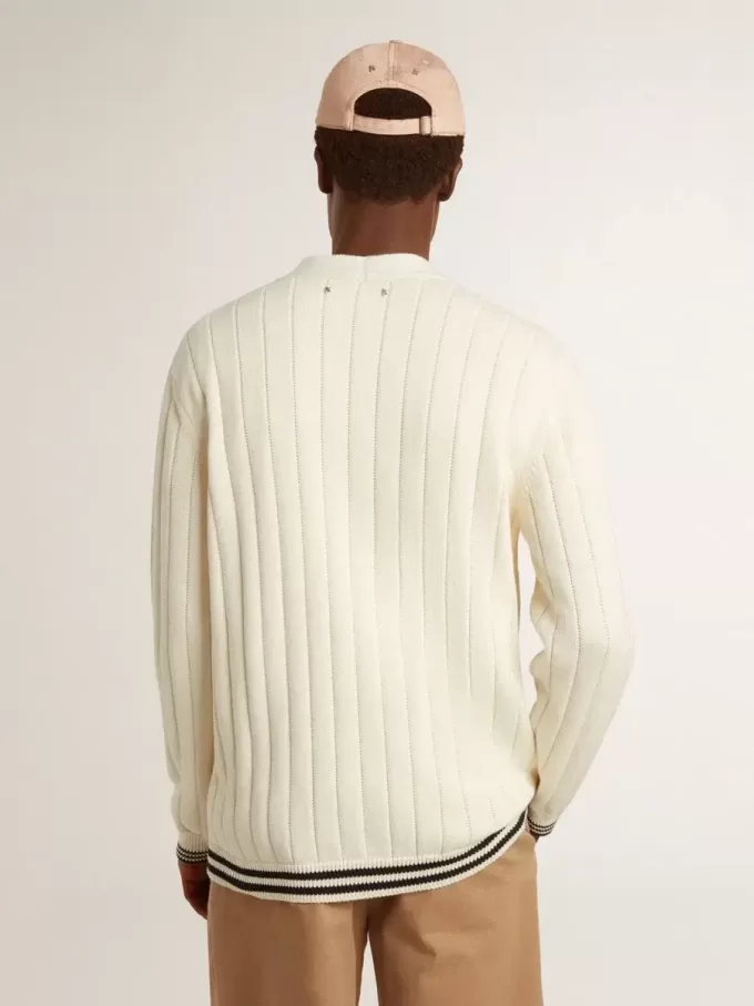 Weißer Baumwollcardigan für Herren mit Zopfmuster und blauen Rippbündchen Weißer Baumwollcardigan für Herren mit Zopfmuster und blauen Rippbündchen