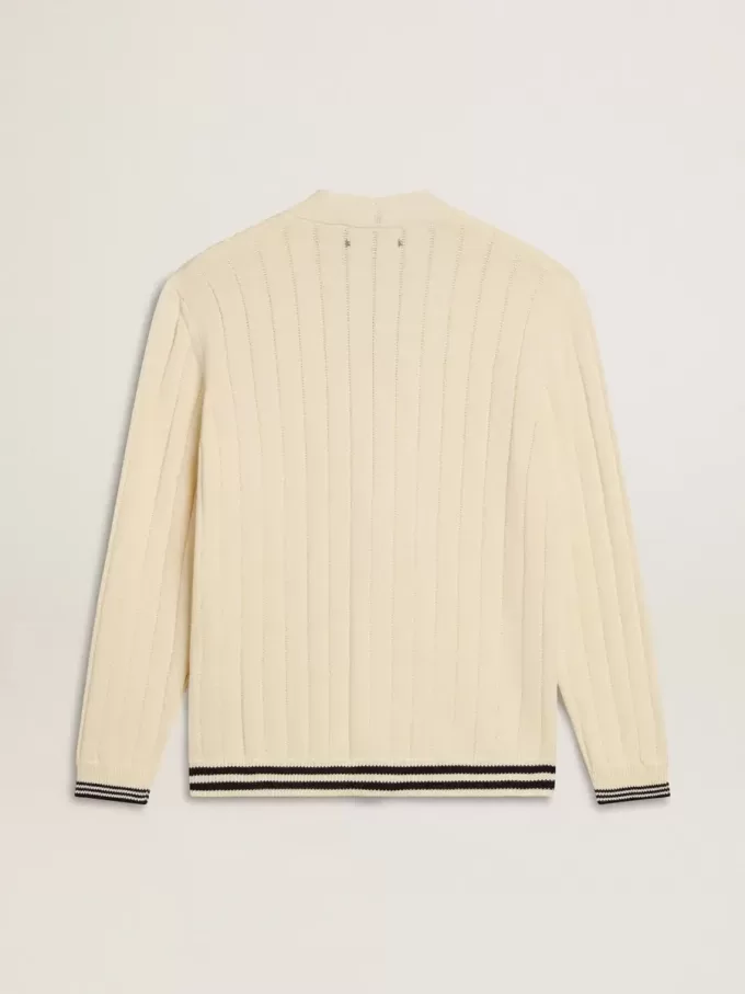 Weißer Baumwollcardigan für Herren mit Zopfmuster und blauen Rippbündchen Weißer Baumwollcardigan für Herren mit Zopfmuster und blauen Rippbündchen