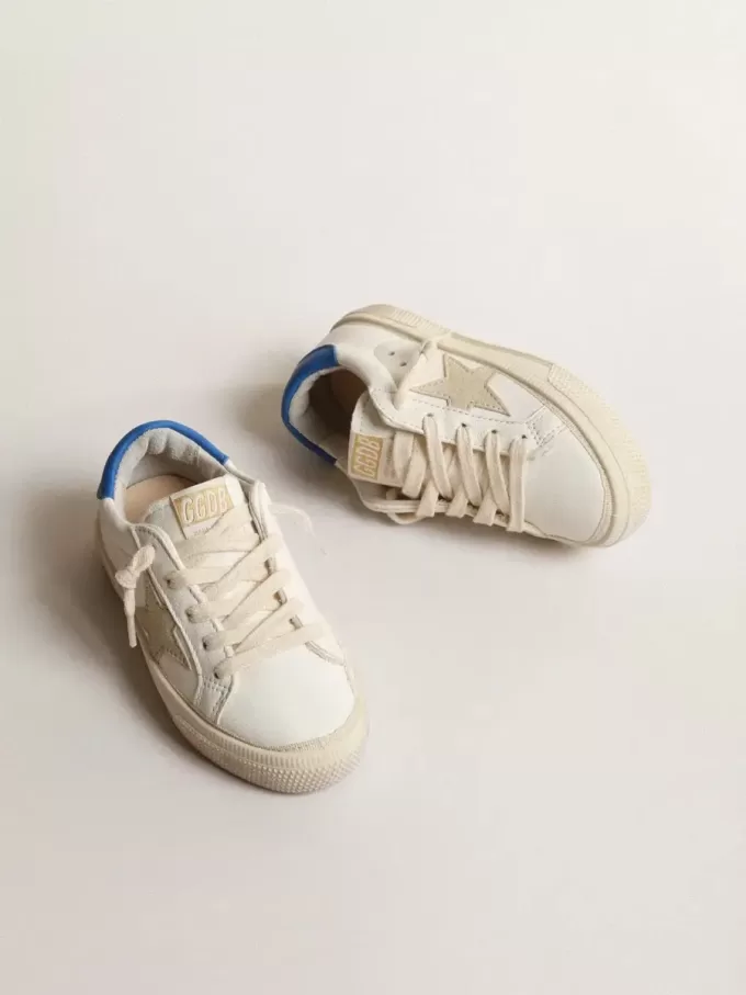 Weißer May Teen mit grauem Wildlederstern und blauer Fersenlasche