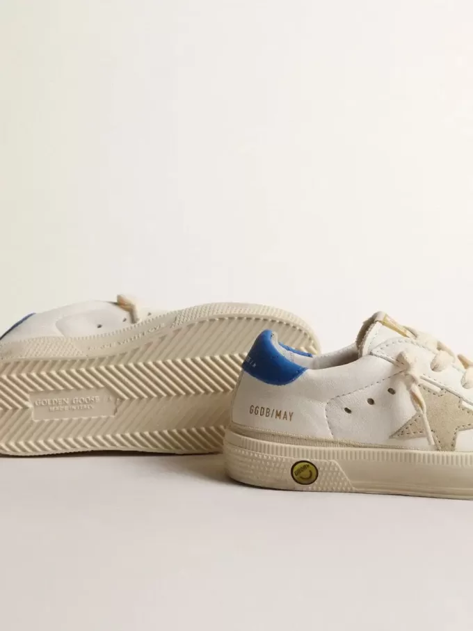 Weißer May Teen mit grauem Wildlederstern und blauer Fersenlasche