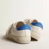 Weißer May Teen mit grauem Wildlederstern und blauer Fersenlasche