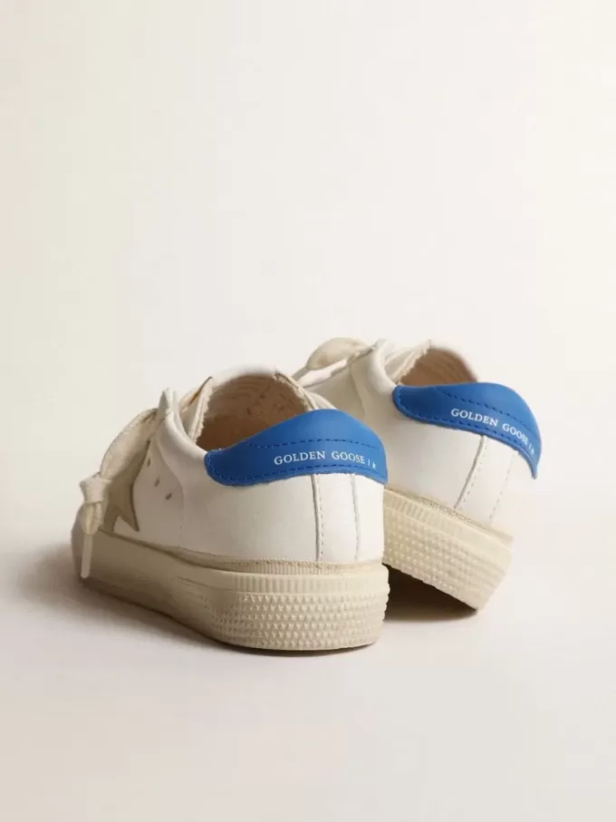 Weißer May Teen mit grauem Wildlederstern und blauer Fersenlasche