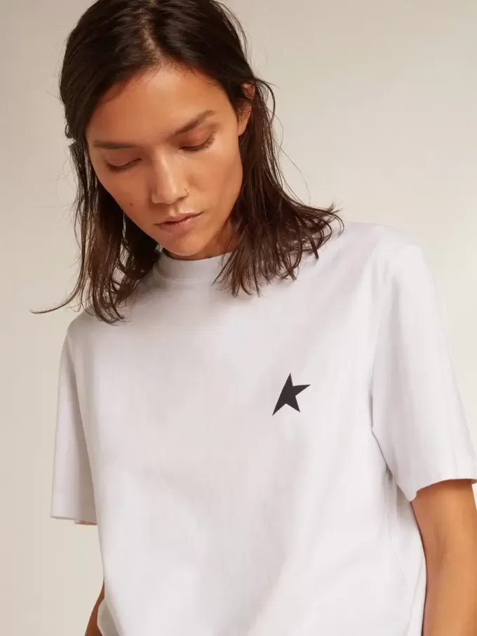 Weißes Damen-T-Shirt mit dunkelblauem Stern auf der Vorderseite