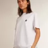 Weißes Damen-T-Shirt mit dunkelblauem Stern auf der Vorderseite