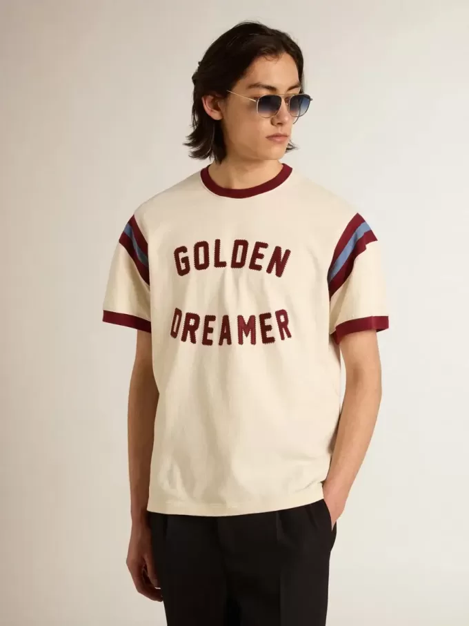 Weißes Herren-T-Shirt mit burgunderfarbenem Schriftzug auf der Vorderseite