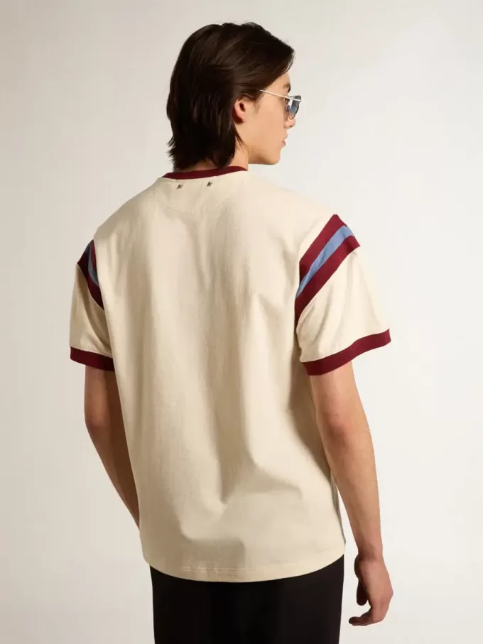 Weißes Herren-T-Shirt mit burgunderfarbenem Schriftzug auf der Vorderseite