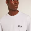Weißes Herren-T-Shirt mit dunkelblauem Stern auf dem Rücken Weißes Herren-T-Shirt mit dunkelblauem Stern auf dem Rücken
