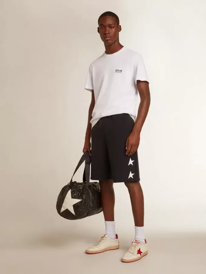 Weißes Herren-T-Shirt mit dunkelblauem Stern auf dem Rücken Weißes Herren-T-Shirt mit dunkelblauem Stern auf dem Rücken